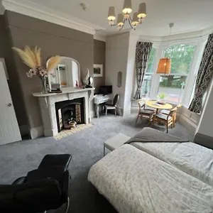 2-bed-ground-floor-flat-sleeps-4-with-free-parking.yorkshirehotels.net/